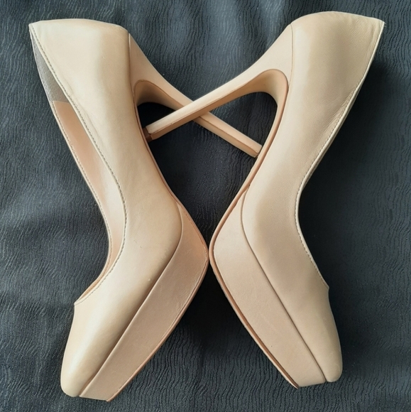 Vince Camuto Shoes - 🔥4/$16🔥 Vince Camuto Tan Platform Heels Size 6M